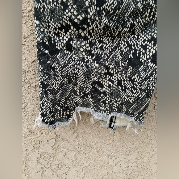 NWOT Free People We The Free Maggie Animal Printed Cropped Distressed Denim Jean - Picture 8 of 10